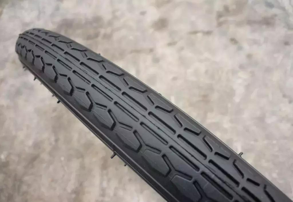 防止车胎被扎的小妙招,避免车胎爆胎的正确方法