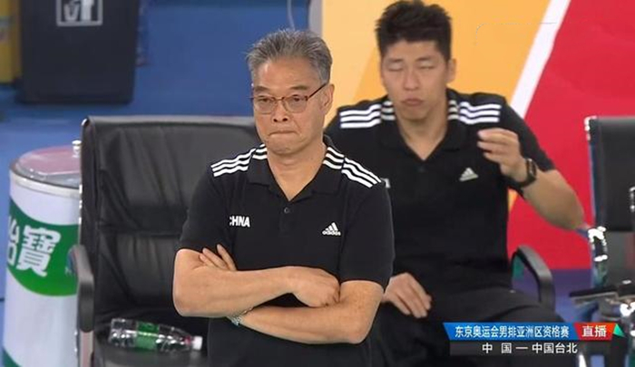 中国男排在主场被连续误判!65岁老帅感谢球员,没有放弃比赛