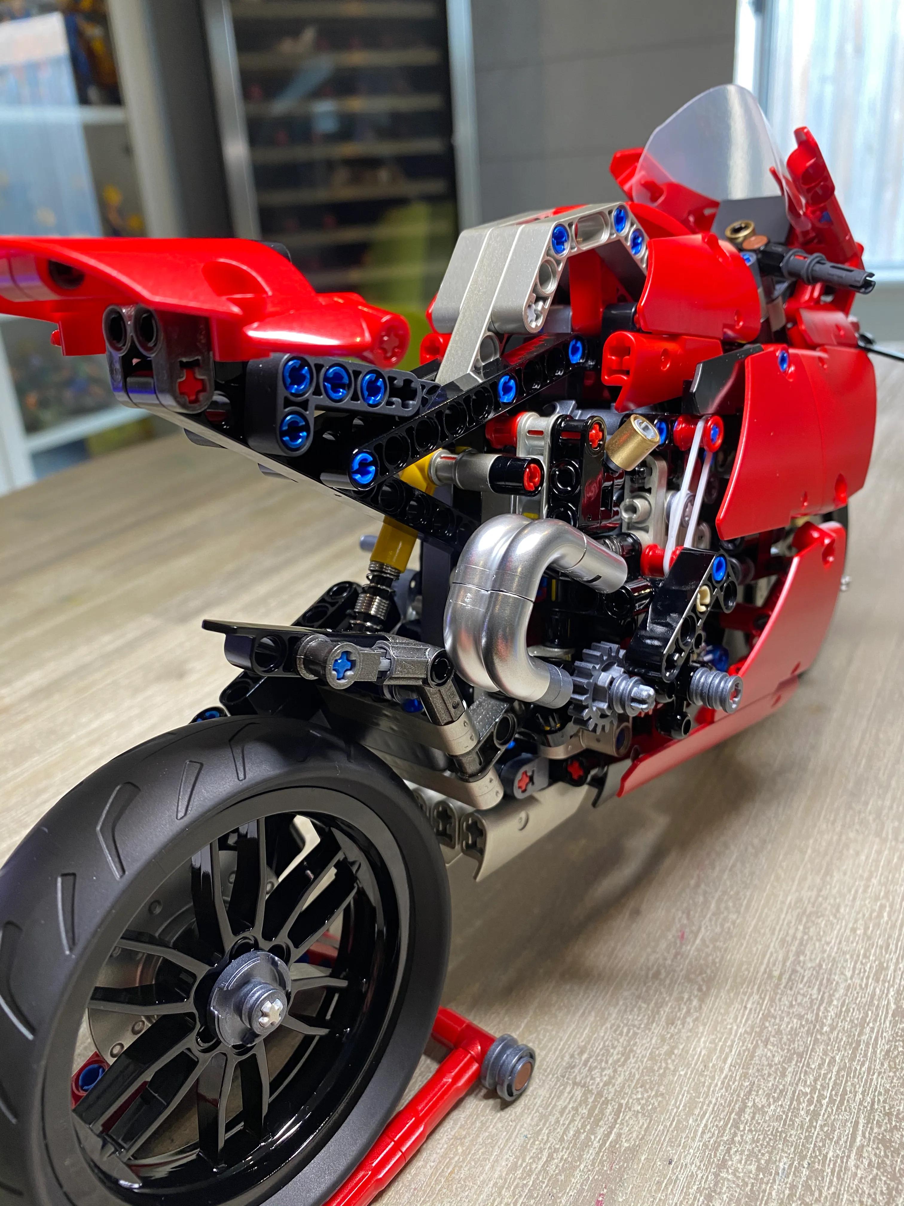 乐高杜卡迪摩托车 (乐高杜卡迪有贴纸吗)