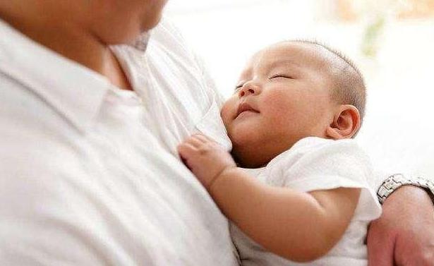 为什么宝宝抱着睡得香放着就醒,50天宝宝抱着睡得香放下就醒