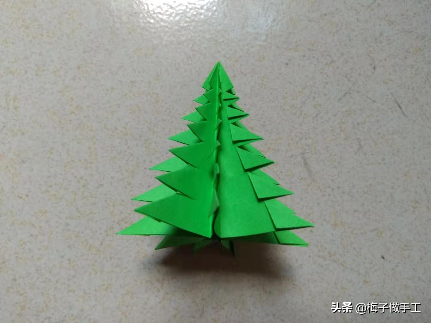 儿童折纸圣诞树的做法,儿童折纸圣诞树的折法