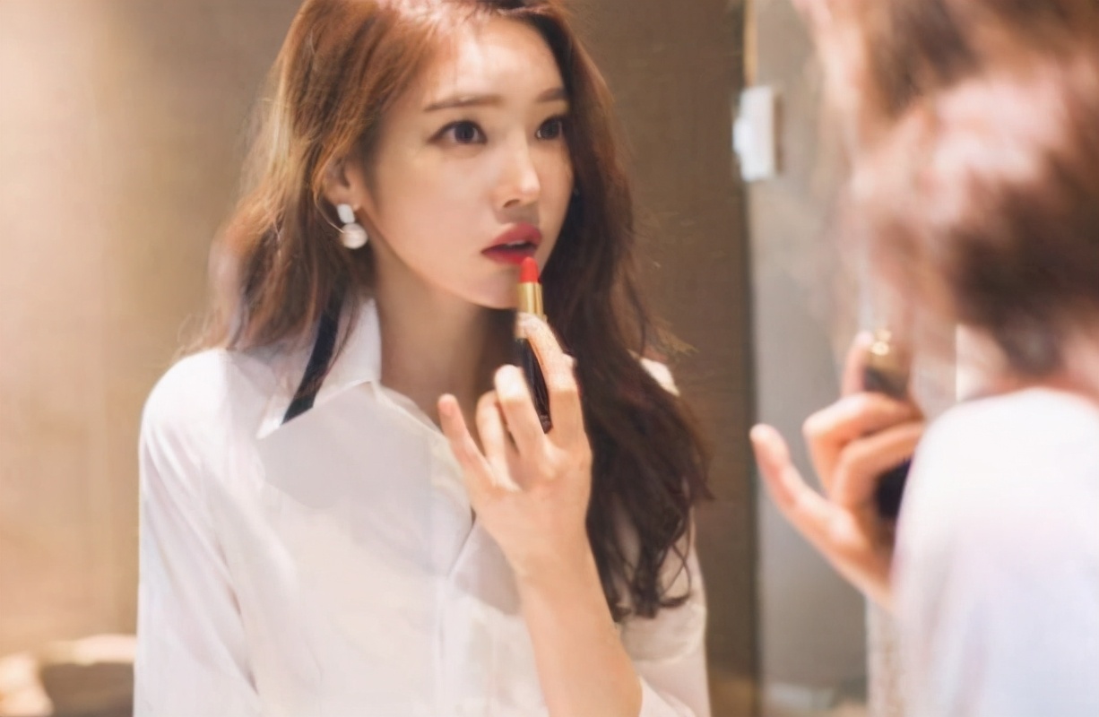 唇纹深，涂口红都是“灾难”！睡前涂一点“它”，轻松打造嘟嘟唇