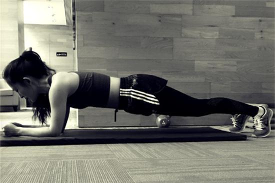 孩子圆肩驼背骨盆前倾怎么矫正,两腿不一样长盆骨前倾的矫正方法