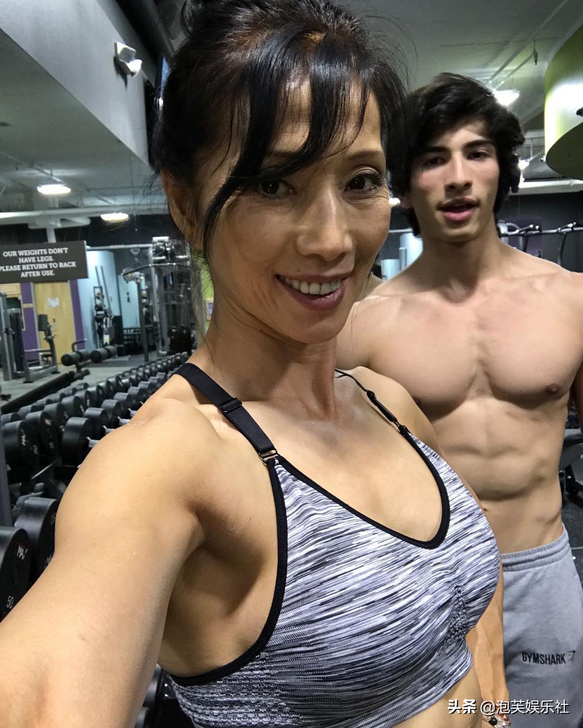 她是日本举重冠军，为出名来香港拍三级片，你绝对认识