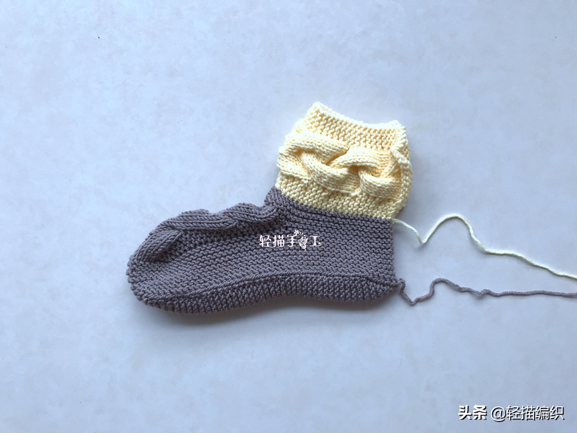 蓝颜色麻花式的地板袜编织教程,手工编织两边麻花地板袜视频教程