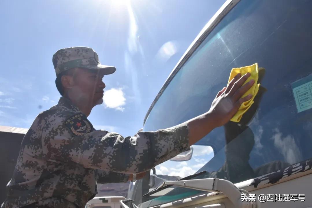 小伙儿中大奖,佤族小伙子