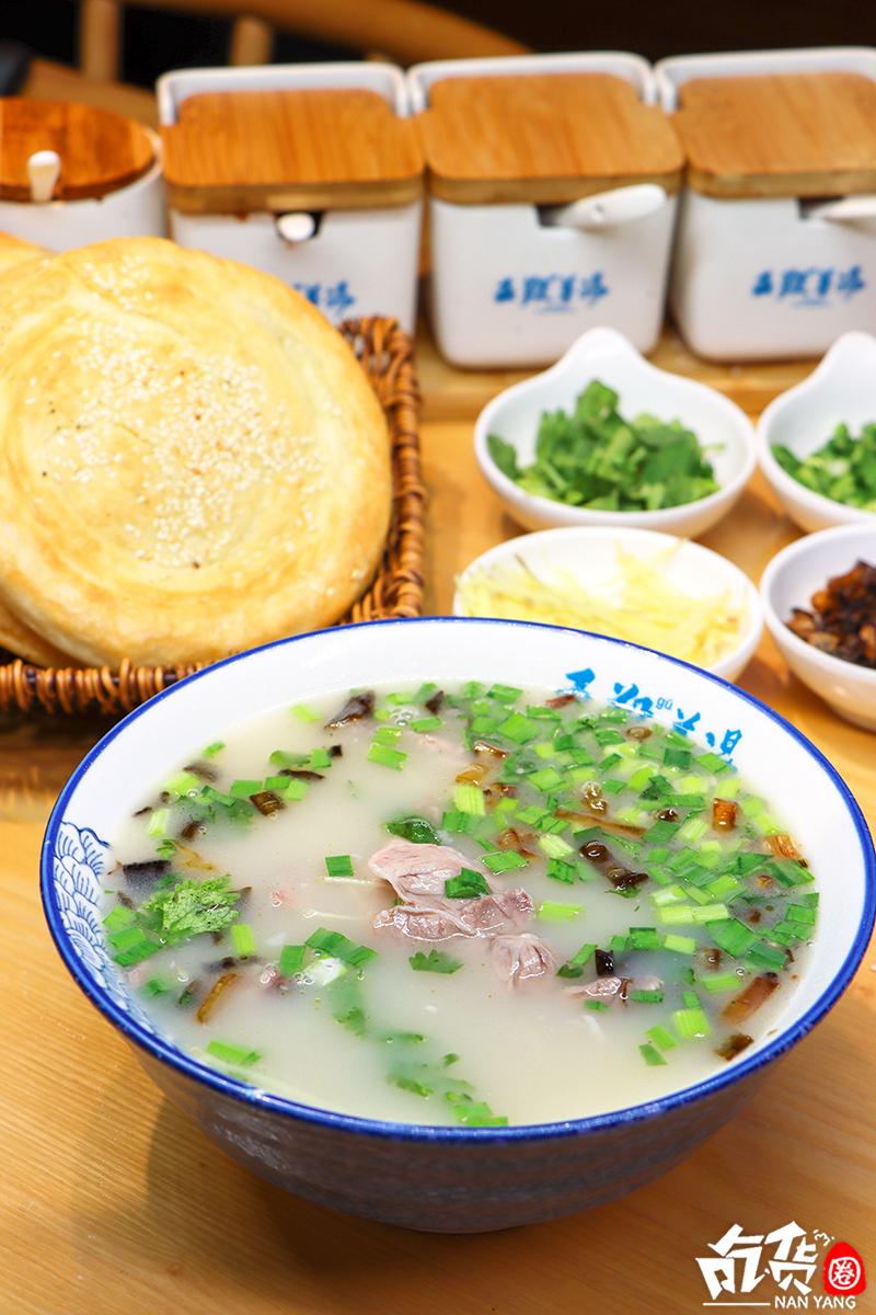 南阳这家羊肉汤，每天卖出200碗！进门先排队，羊肉包子抢着吃