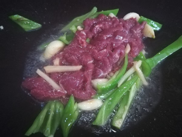 如何炒肉不柴不糊锅,炒肉不加水的技巧