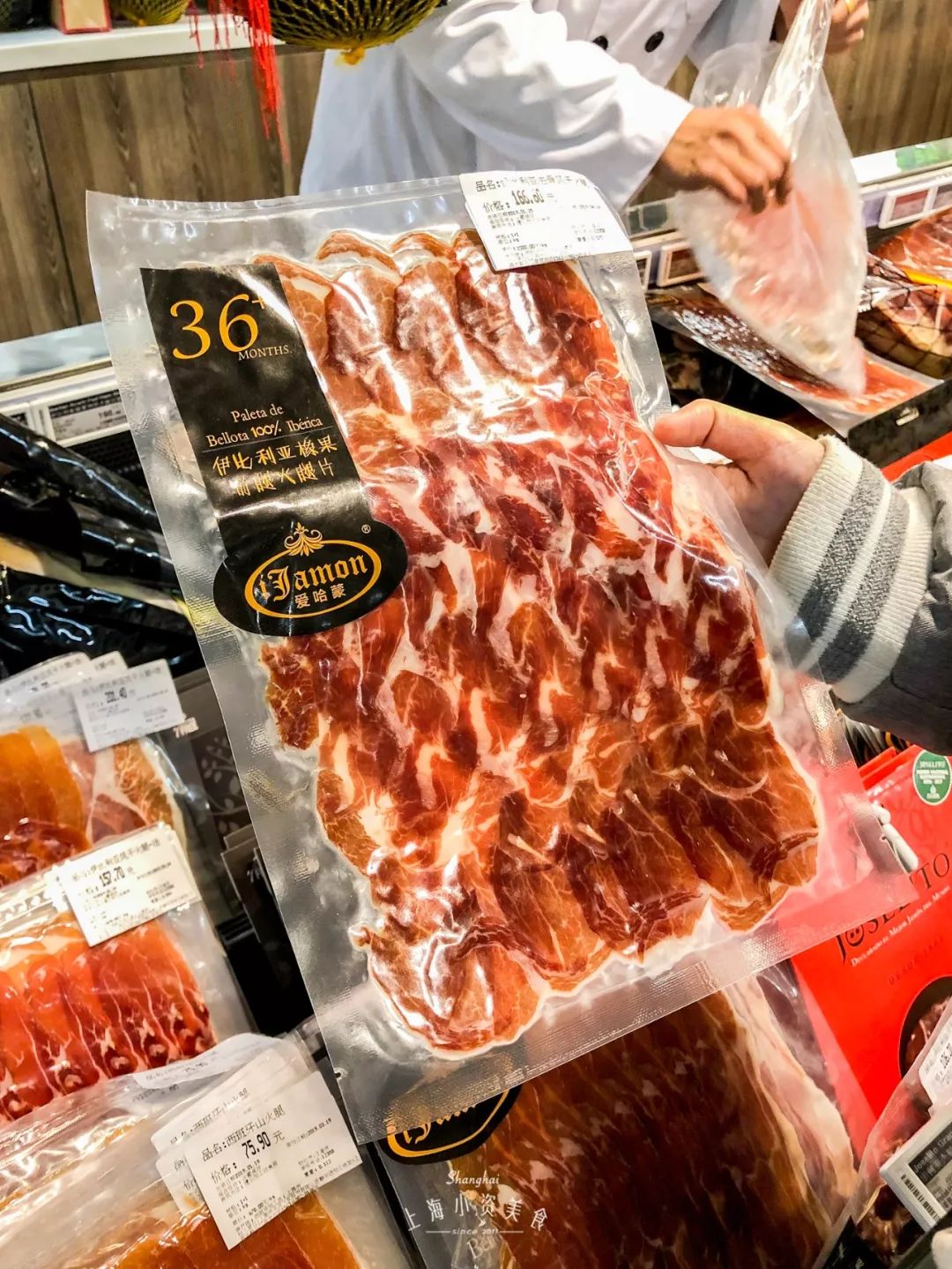 过年去超市囤货,过年没来得及买年货