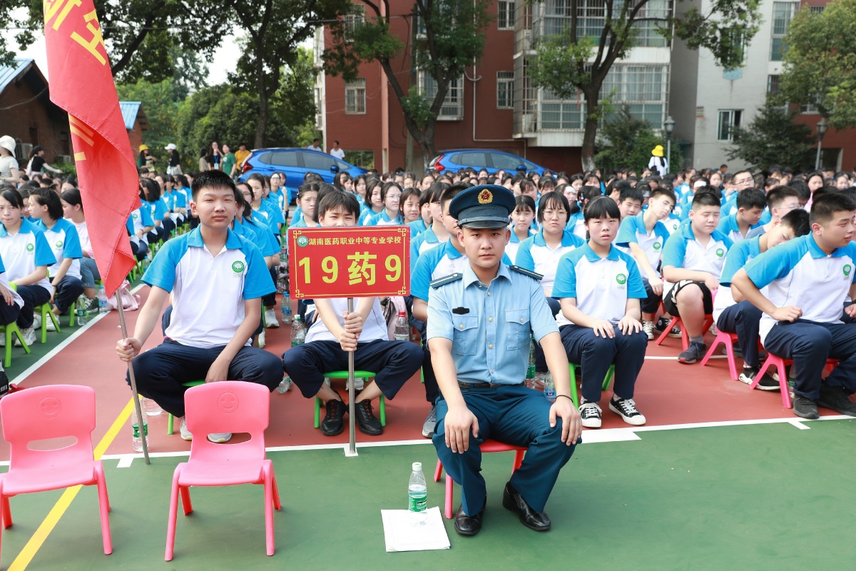 学医救死扶伤当兵保家卫国,学医习武救死扶伤十六字口号