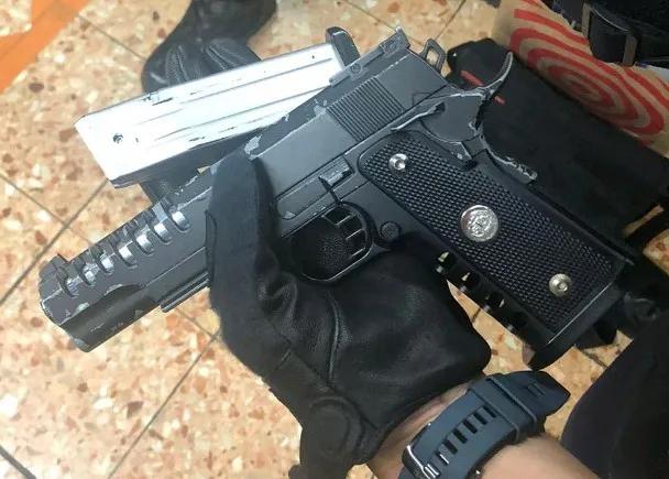 黑暴重来！旺角非法聚集36人被票控2男涉藏仿制枪伸缩棍被捕