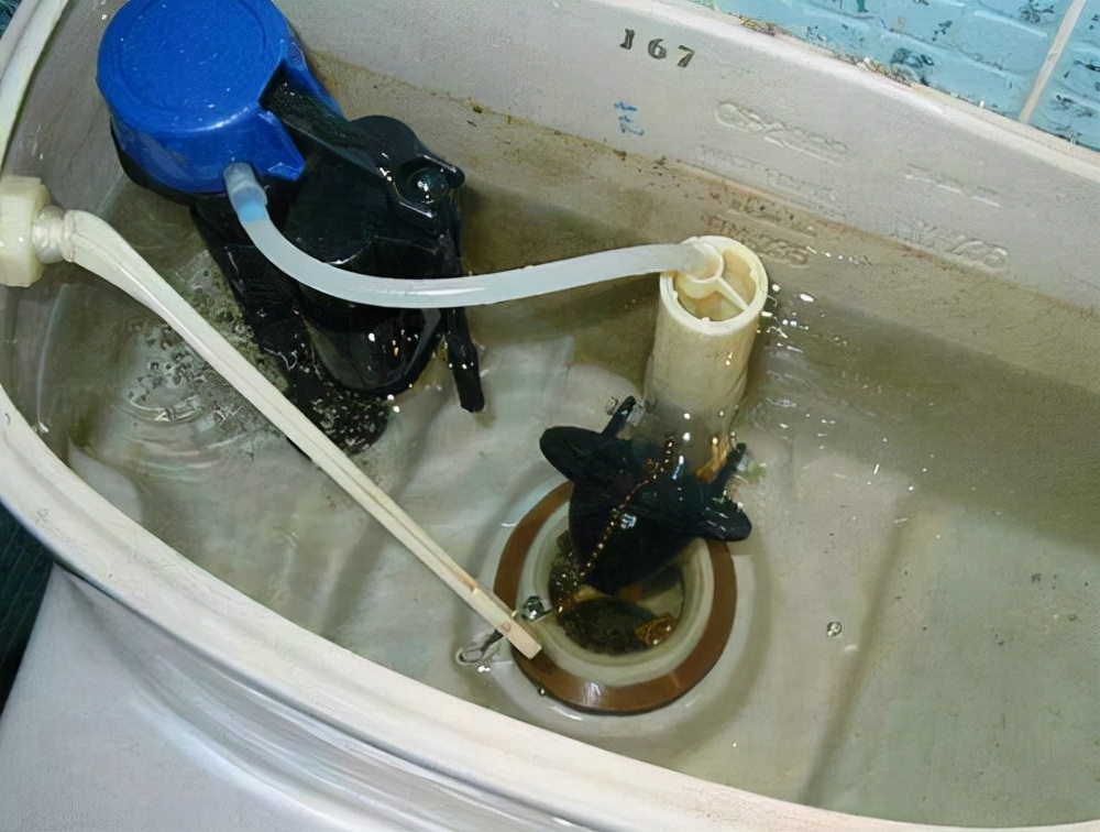 马桶水箱不上水怎么拆装,马桶水箱不上水最简单解决方法