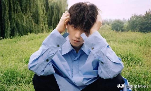 三小只王俊凯易烊千玺答题,tfboys王俊凯给易烊千玺递话筒