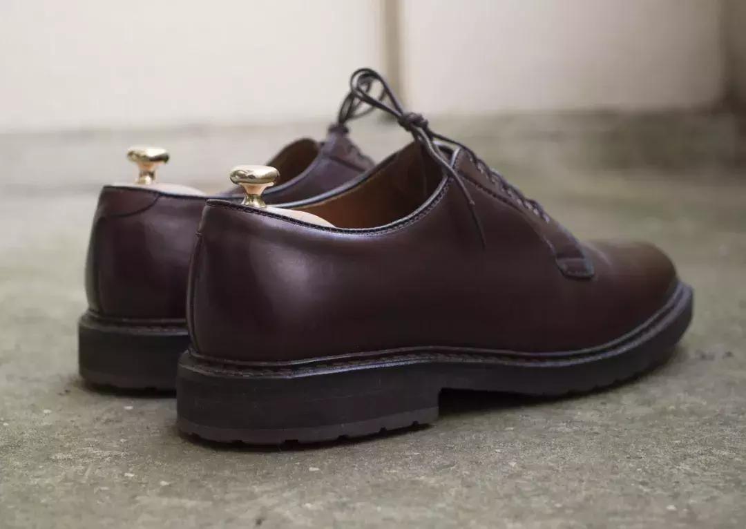 脚大不穿尖头皮鞋,脚大不怕鞋松