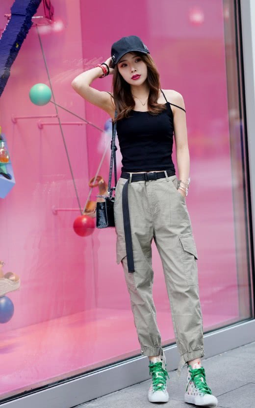 比起高价的匡威，不如买耐克的空军一号，平价百搭，搭校服也满分