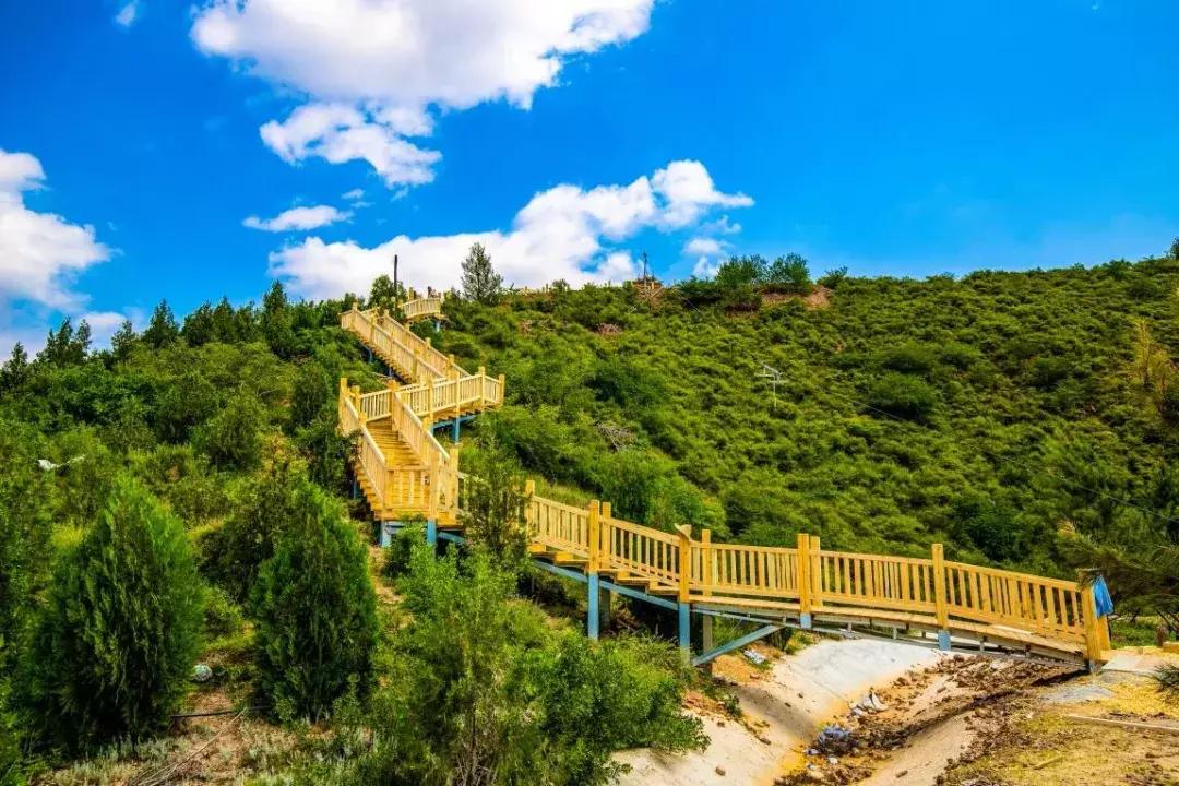 高颜值实拍！河北这个山顶足球场火了