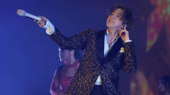 薛之谦假摔,薛之谦演唱会摔倒两脚朝天