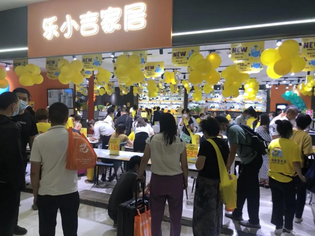 900×2000,mm售价20元/㎡，胜芳岩板采量5000万元/月