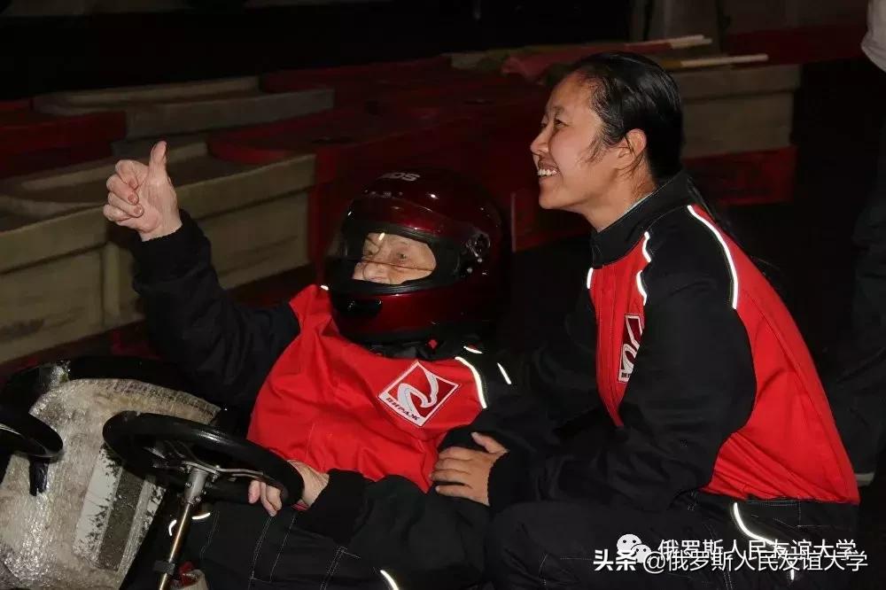 俄罗斯超级老奶奶：97岁的跳伞和潜水者