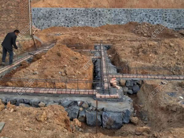 把房子交给农村堂弟，17万盖两层，建成村里头一栋别墅