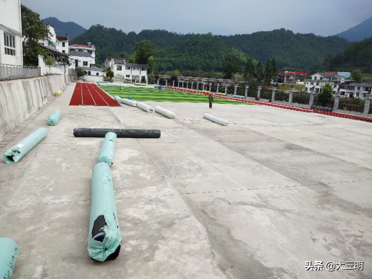 「五比五晒」美颜再升级！“土”操场变“白色操场”后，再变身“绿色操场”