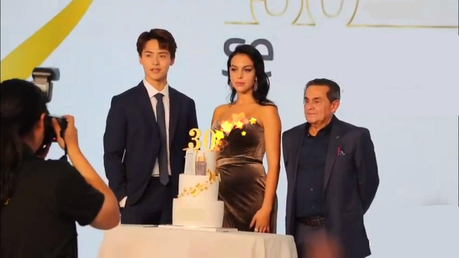 c罗与女友视频,美翻了c罗女友异域风情装抢镜