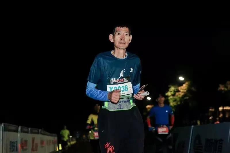 69岁确诊癌症晚期跑马拉松,6年跑了马拉松抗癌老人