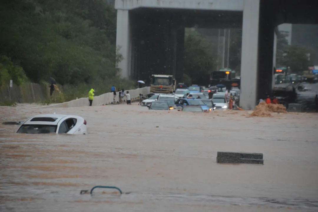 深圳暴雨致多人被困消防紧急救援,深圳暴雨引发洪水浸死车内司机
