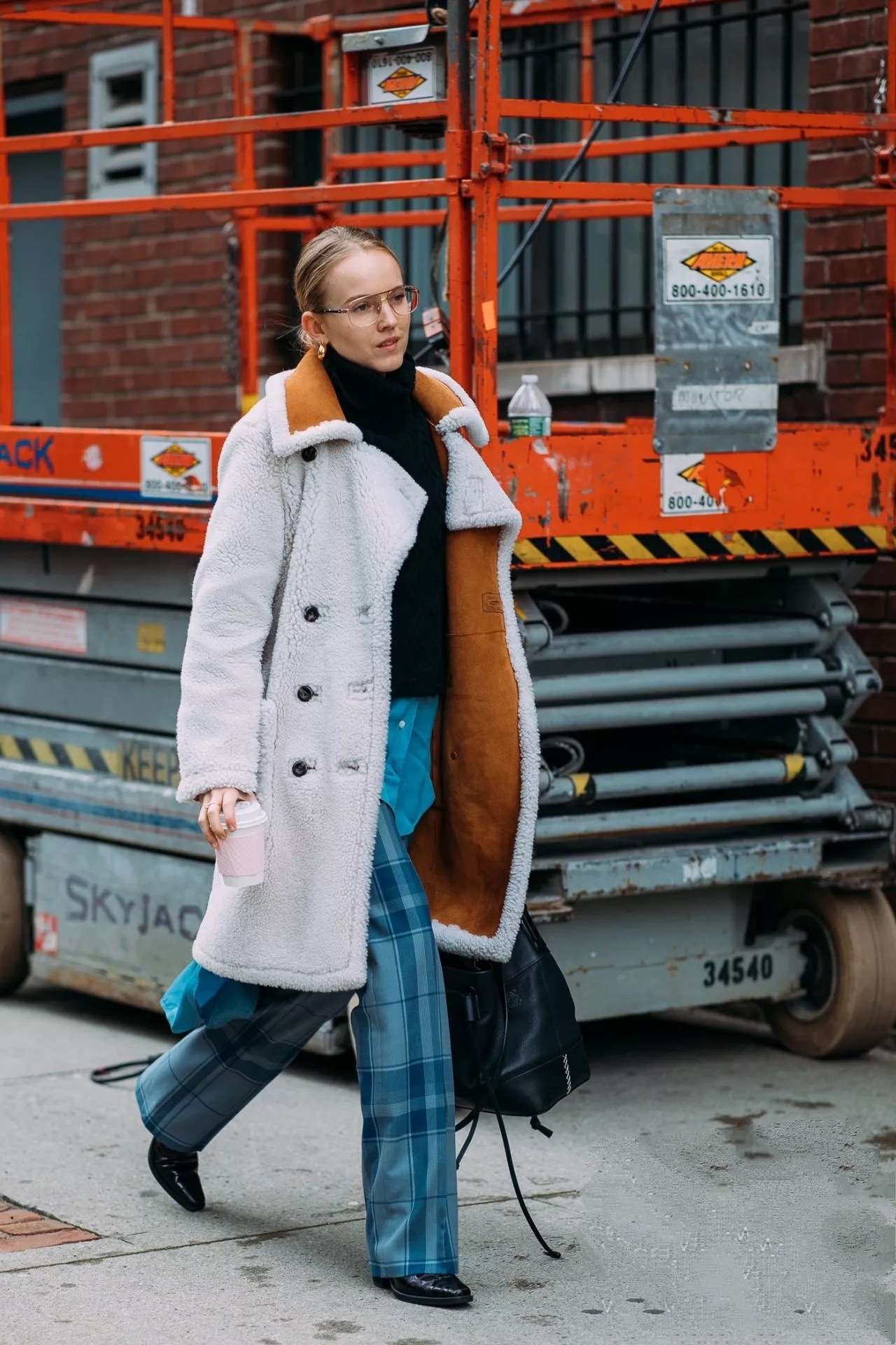 个子矮微胖女生白大衣搭配,158125斤微胖女生大衣穿搭