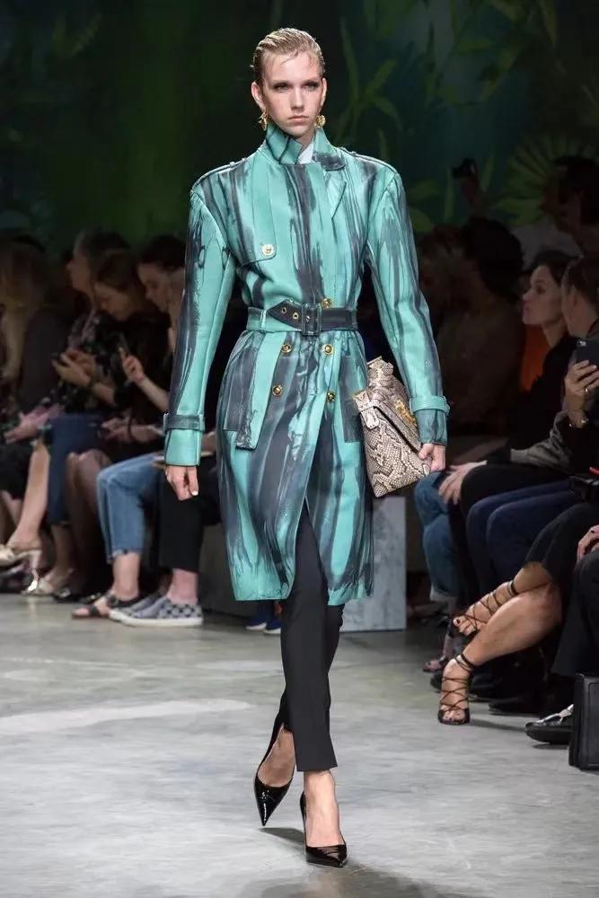 美到犯规的春装,2022春夏潘通发布流行色