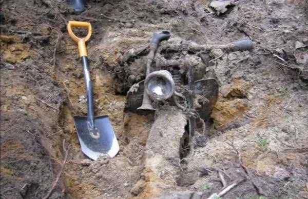俄罗斯小伙挖掘二战物品,俄罗斯挖掘二战武器