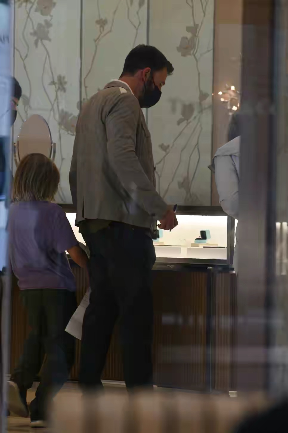 49岁大本与52岁女友甜蜜逛街，2人脸上都没皱纹，网友：太般配了