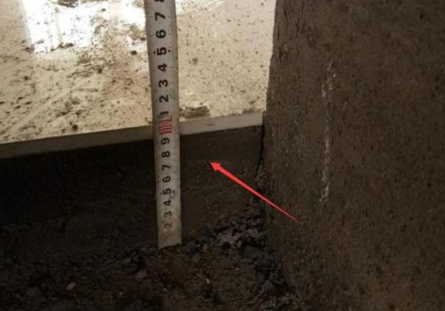 刚铺完瓷砖业主走了,铺好地砖后业主说颜色不好看