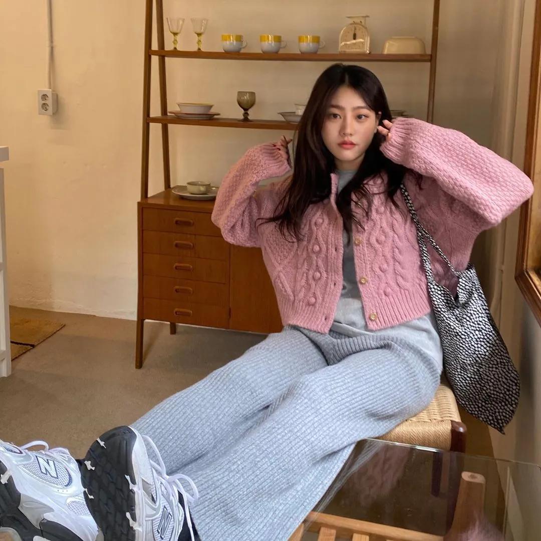 为什么韩国人总能把丑鞋穿成爆款，拍照技巧发色妆容，配饰少不了