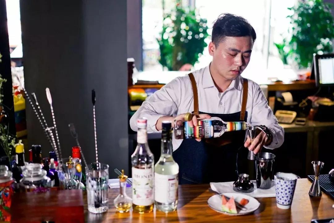 每天要喝掉两杯奶茶,每天要喝2000ml咖啡