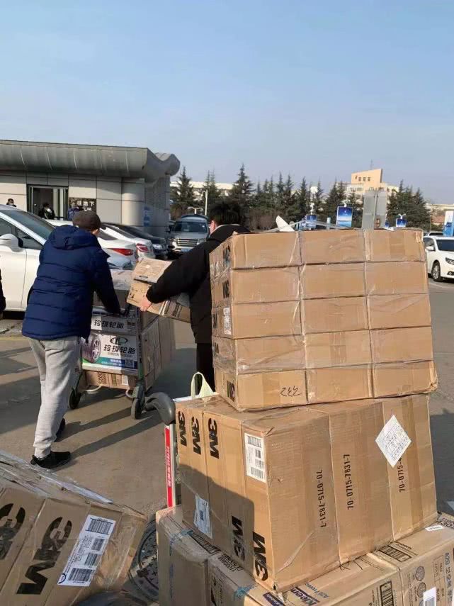 直击坚守一线风雨逆行,直击前线