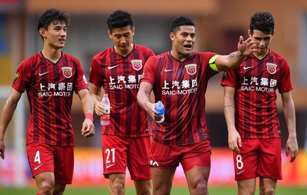 他是上港夺冠功臣,因3次停球失误饱受争议,领国足史上最大罚单