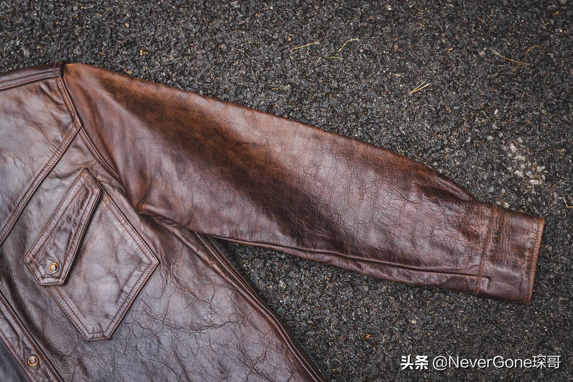 一件灰衬衫,一件美特斯邦威衬衫