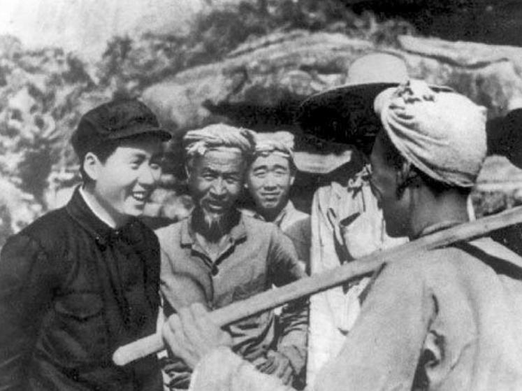 他曾紧急救驾毛主席，建国后中央规定，见主席不准带枪，他是例外