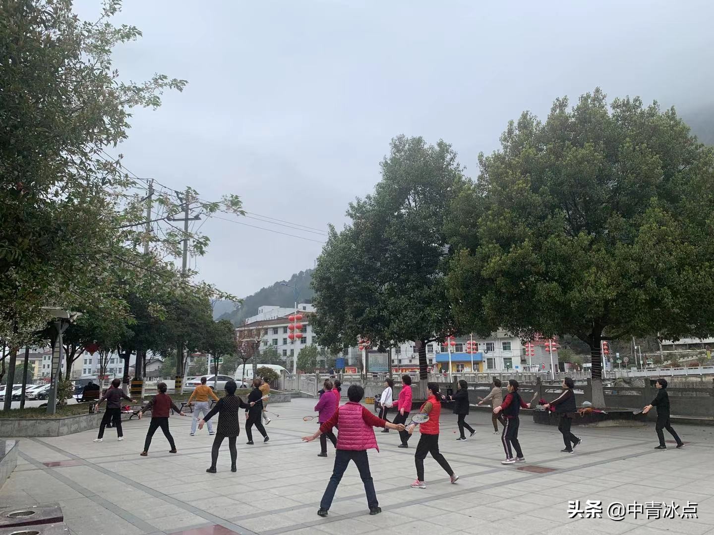 这个县人口少,熊猫多,没有红绿灯和外卖,年轻人热衷考公务员,相亲容易遇到熟人