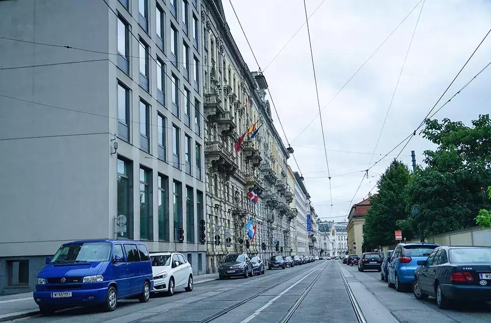 公共停车位被电动车霸占违不违法,电动车占用公共停车位的行为