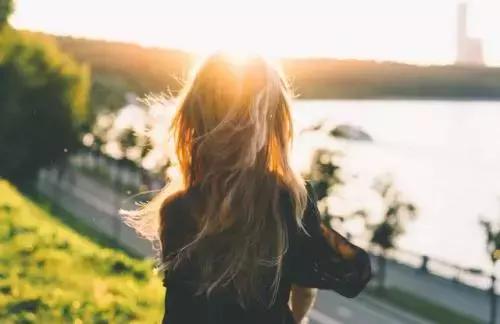 “夜场来钱快，我只做一次就出来”：没有只出一次台的“小姐”