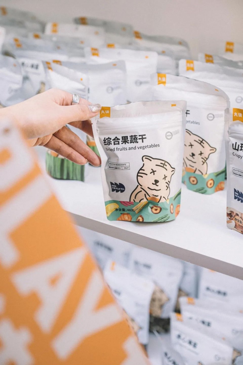 椰椰奶冻茶，会抖臀！1秒卖出1000+杯，有人开货拉拉来买…