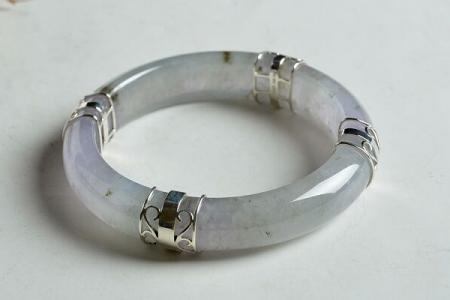 翡翠手镯摔出裂痕可以修复么,摔碎的翡翠手镯怎么处理好看图片