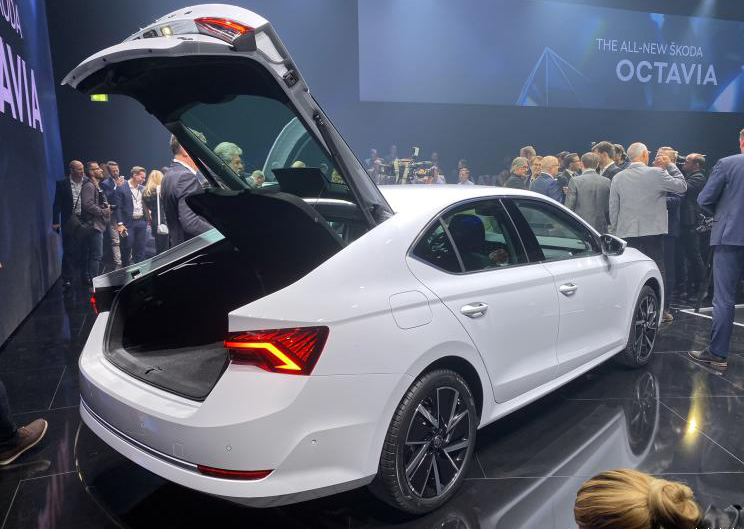 全新斯柯达明锐实车亮相,斯柯达明锐新款尾标