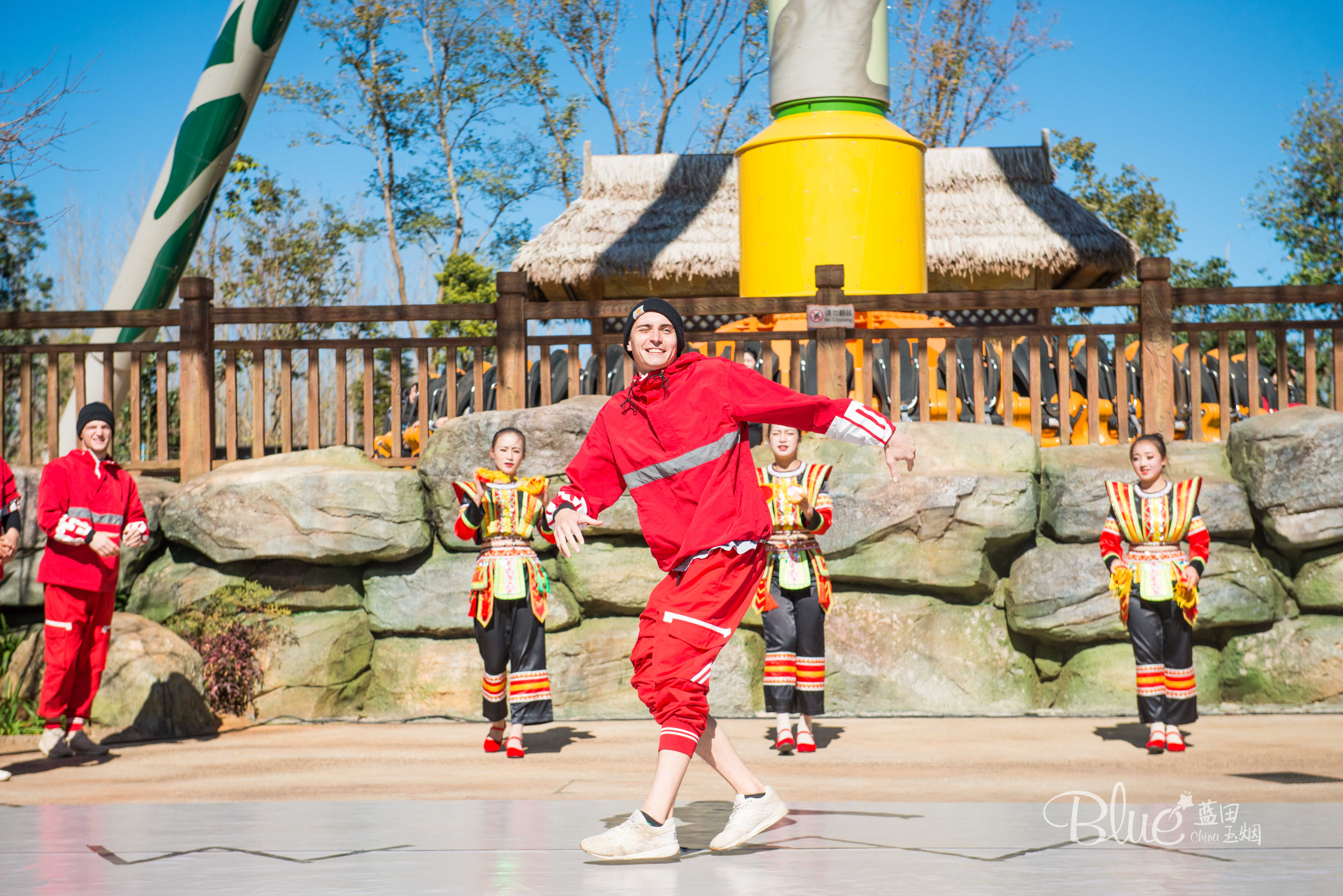 这个游乐园完全是男士们天堂，俄罗斯妹子的香吻和比心会收到手软