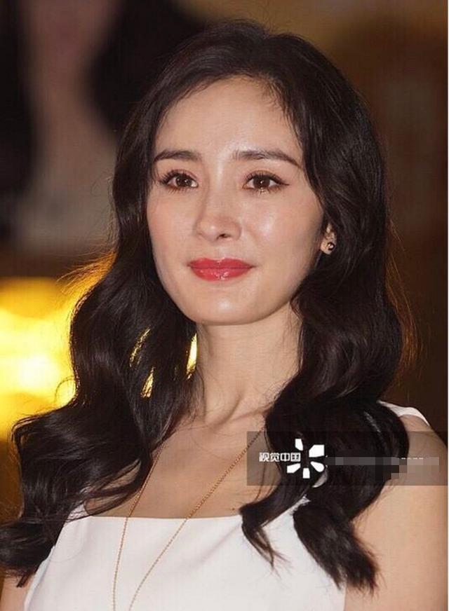 化完妆如何让脸部不那么油腻,化完妆如何让皮肤显得很亮很透