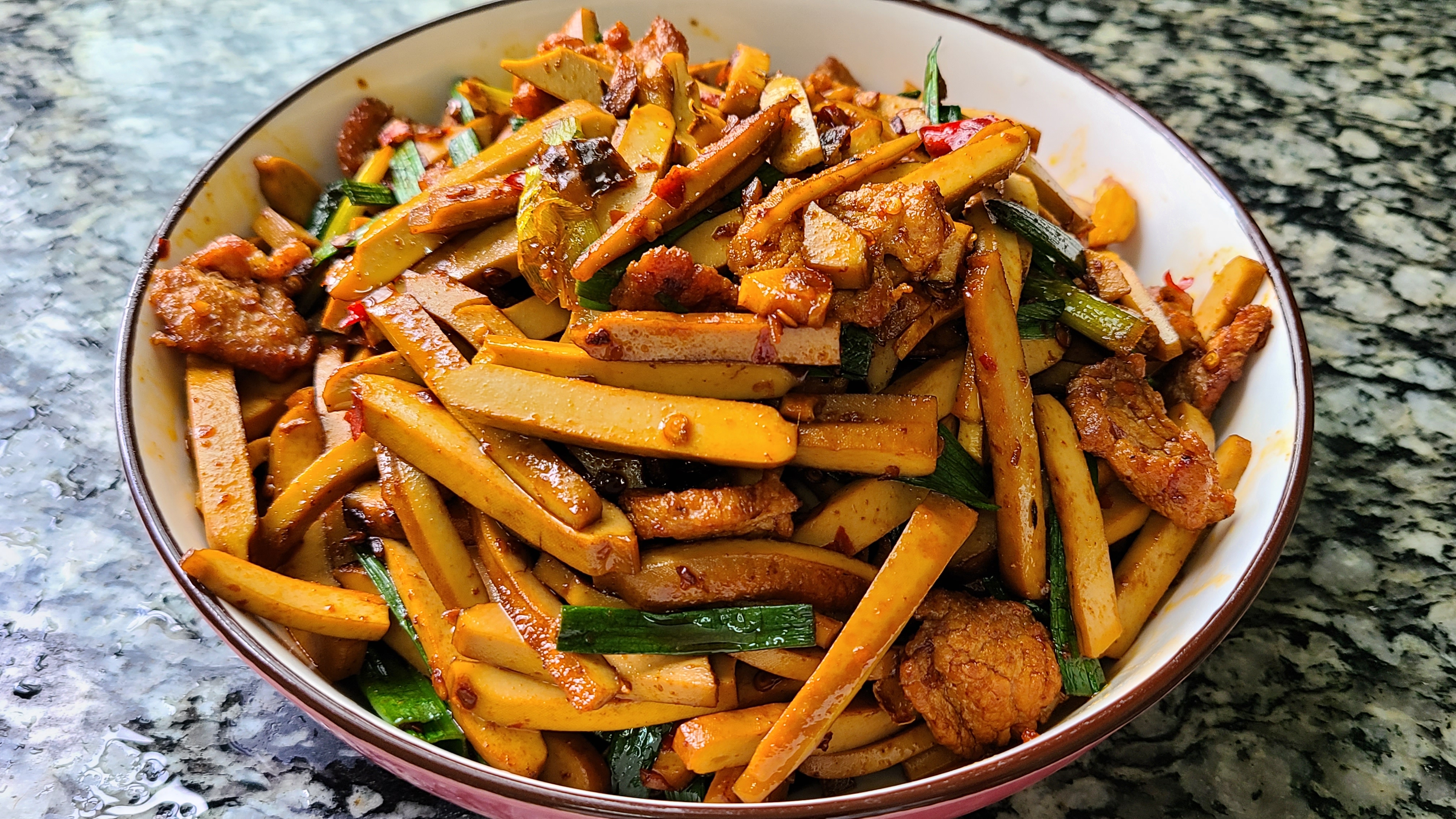 香干炒肉可以既放香芹又放蒜苗吗,香干回锅肉蒜苗跟什么东西炒好吃