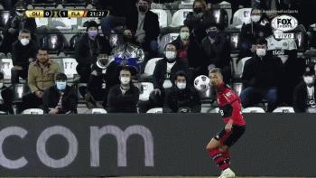 恐怖慎入！南美球员遭插眼倒地昏迷+抽搐10分钟