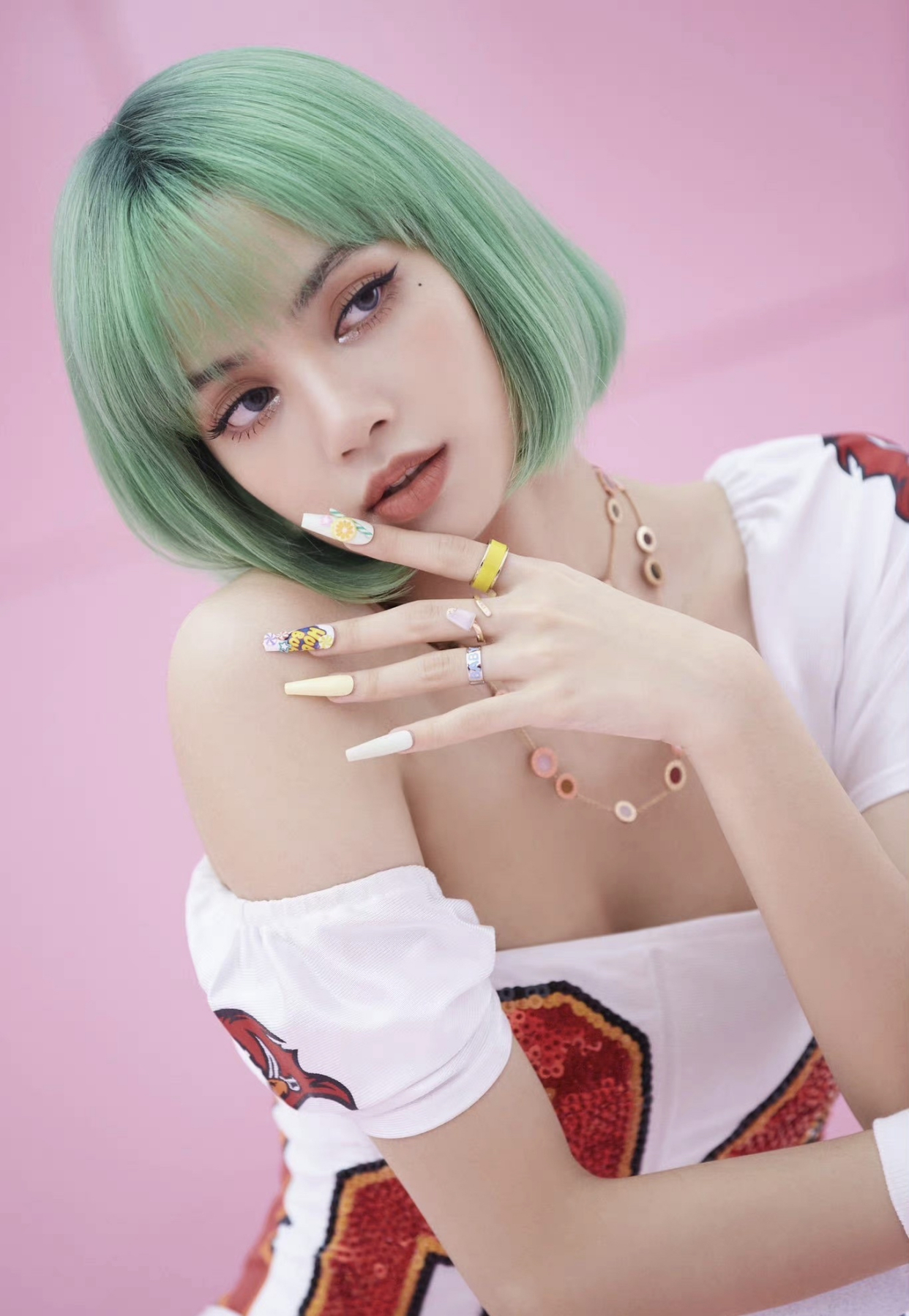 lisa粉衣造型配绿手套,lisa新造型帅